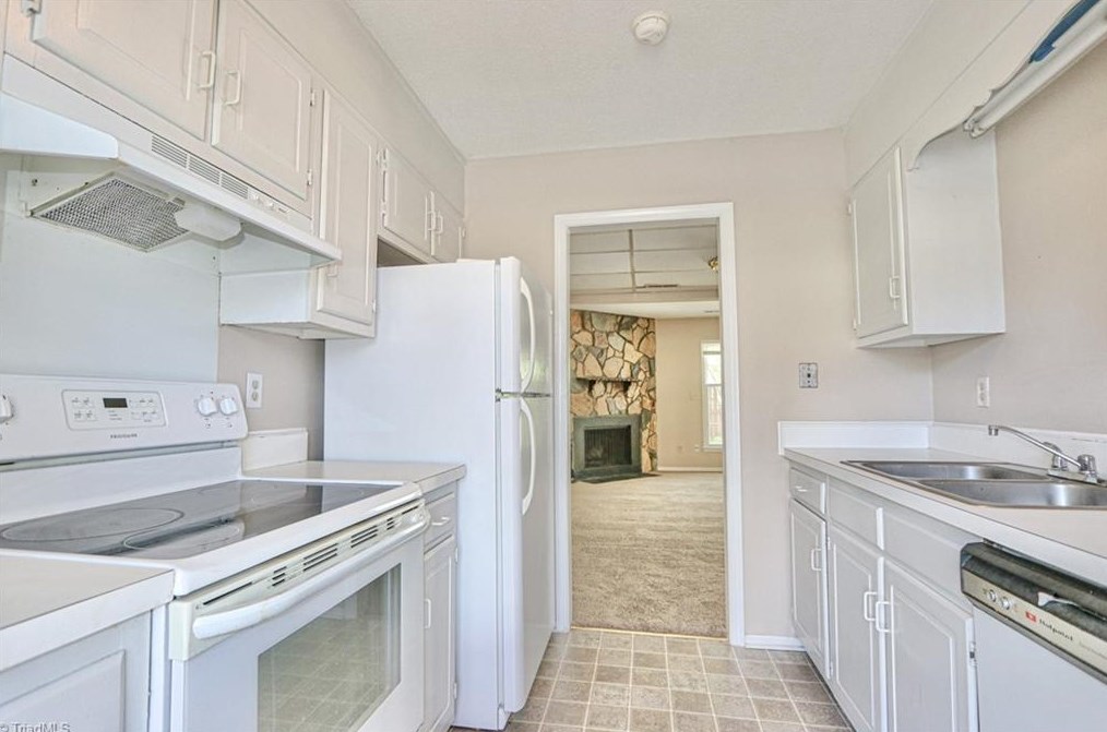 3990 Valley Ct, Winston Salem, NC 27106-4389