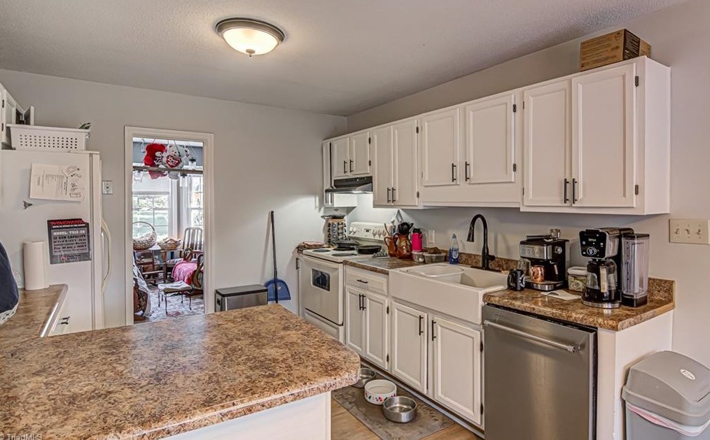 9305 Smoke Hollow Rd, Kernersville NC  27284-9077 exterior