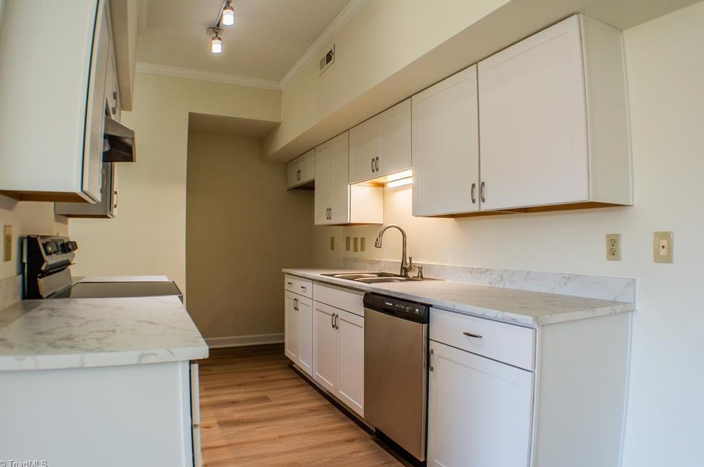 382 Meadows Cir, Winston Salem, NC 27104-4442