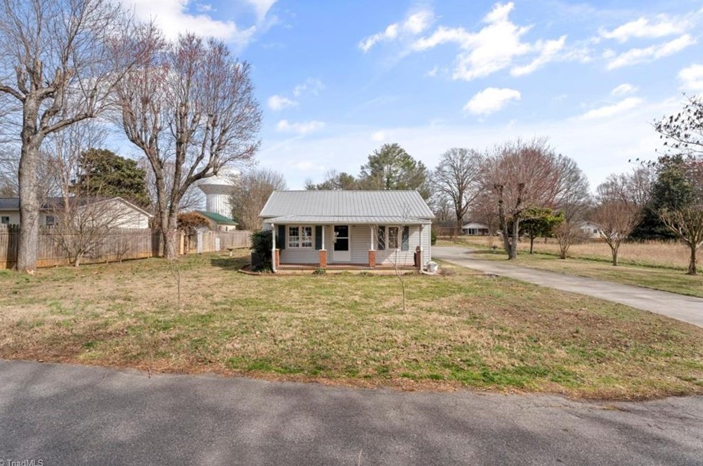 1037 Bettie St, Footsville, NC 27055