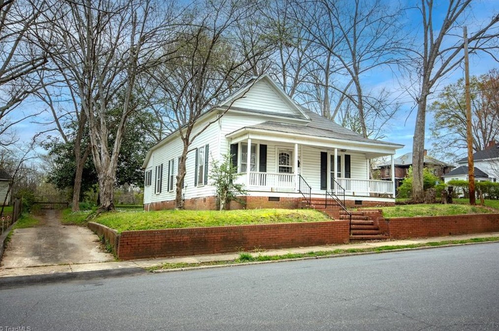 320 Mulberry St, Statesville, NC 28677