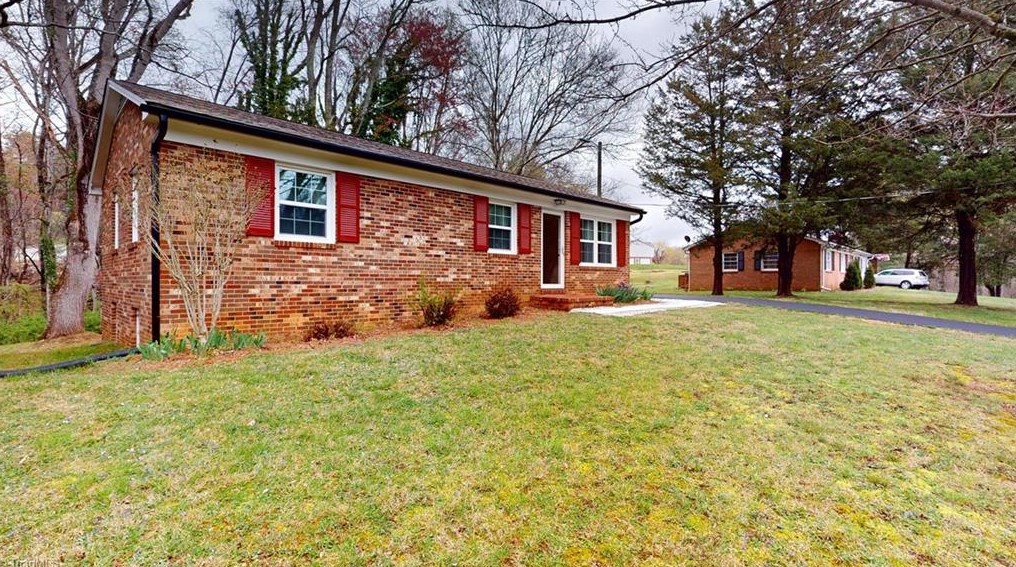 120 Sarah St, Mount Airy, NC 27030