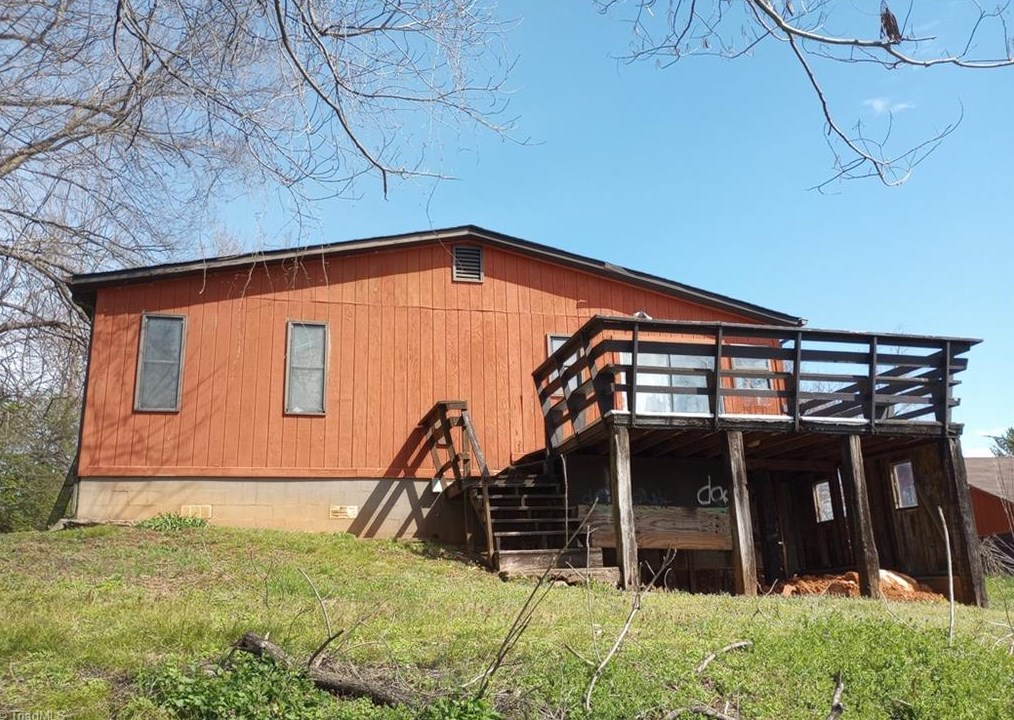 127 Coltrain Ln, Mount Airy, NC 27030