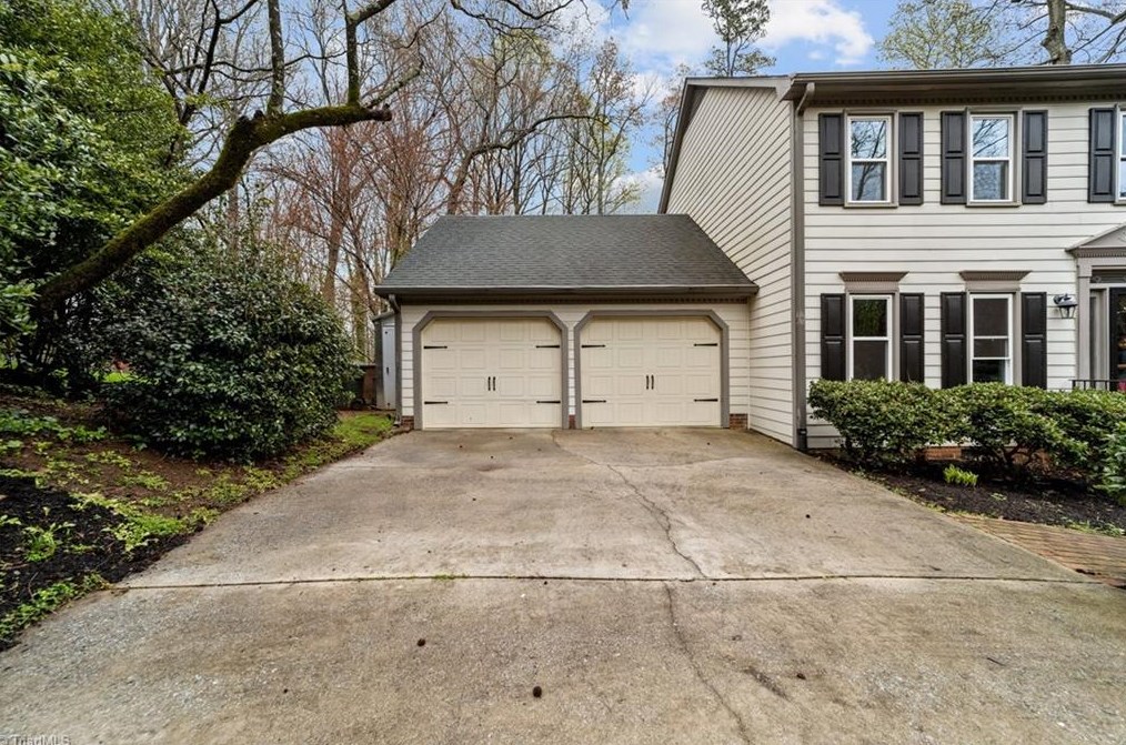 11 Ivy Brook Ct, Greensboro, NC 27407