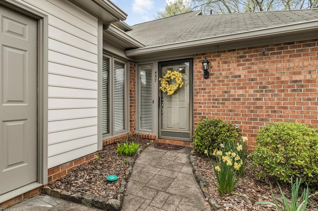557 Sherwood Hills Dr, Winston Salem, NC 27104-1437