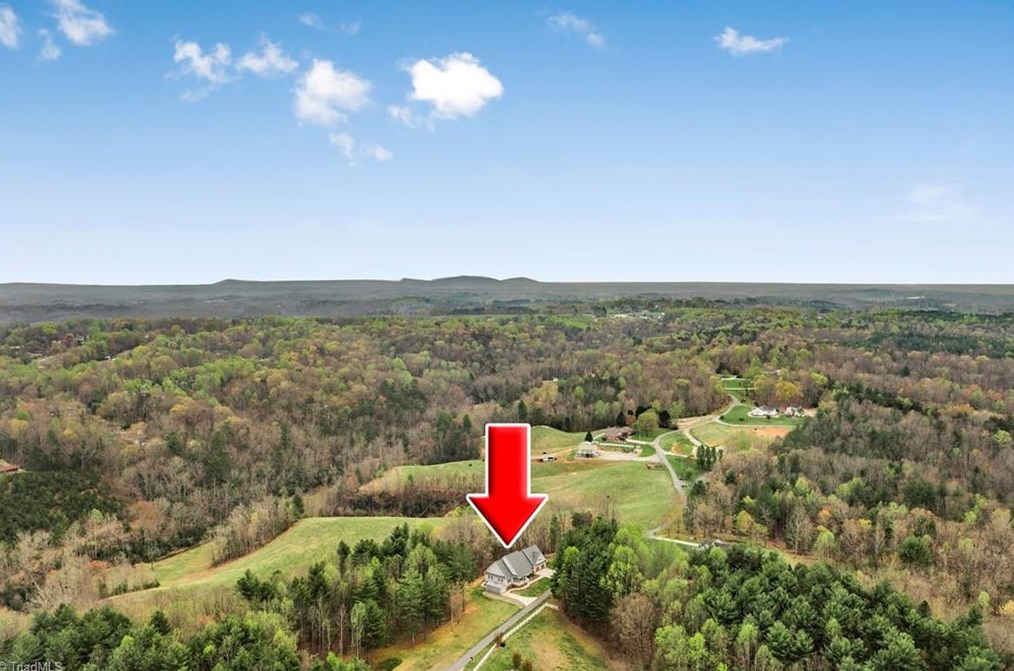 612 Niston Ln, Mount Airy, NC 27030