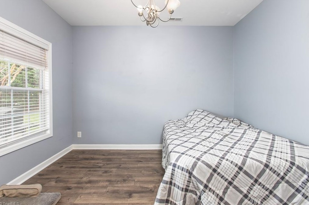 1904 Glenkirk Dr, Burlington NC  27215-9495 exterior