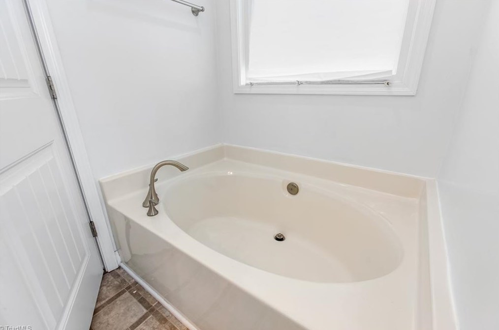 1904 Glenkirk Dr, Burlington NC  27215-9495 exterior