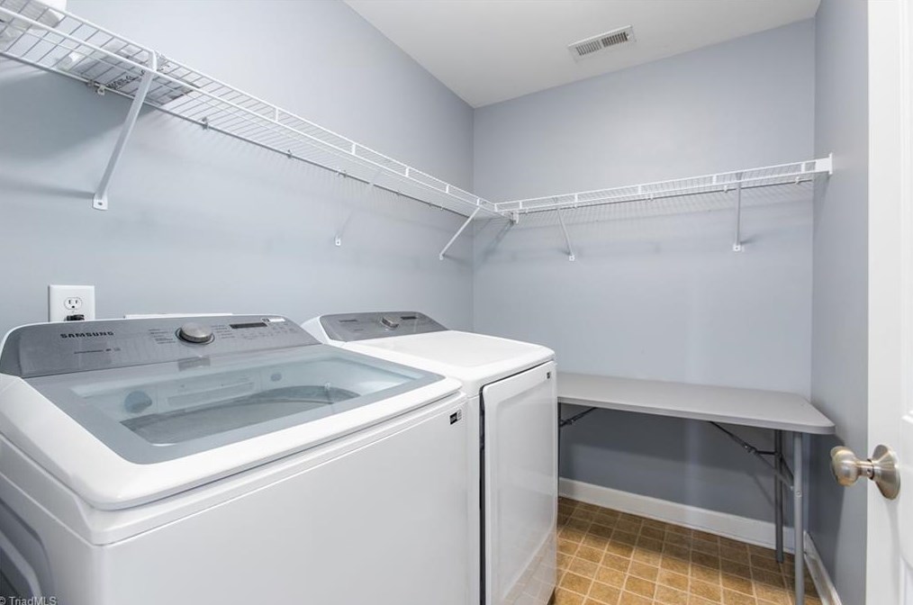 1904 Glenkirk Dr, Burlington NC  27215-9495 exterior