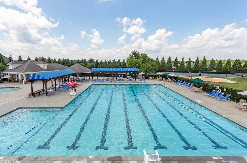 1904 Glenkirk Dr, Burlington NC  27215-9495 exterior