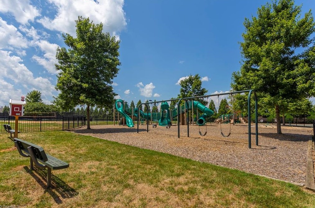 1904 Glenkirk Dr, Burlington NC  27215-9495 exterior