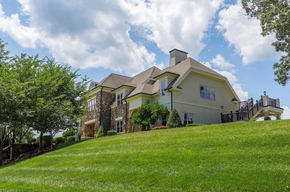 1904 Glenkirk Dr, Burlington NC  27215-9495 exterior