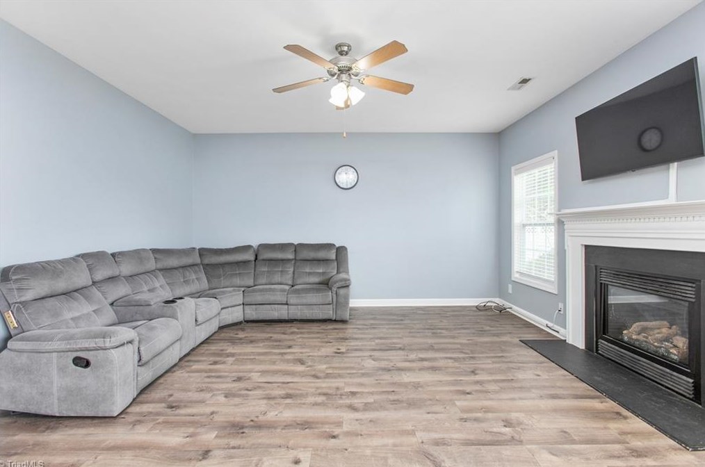 1904 Glenkirk Dr, Burlington NC  27215-9495 exterior