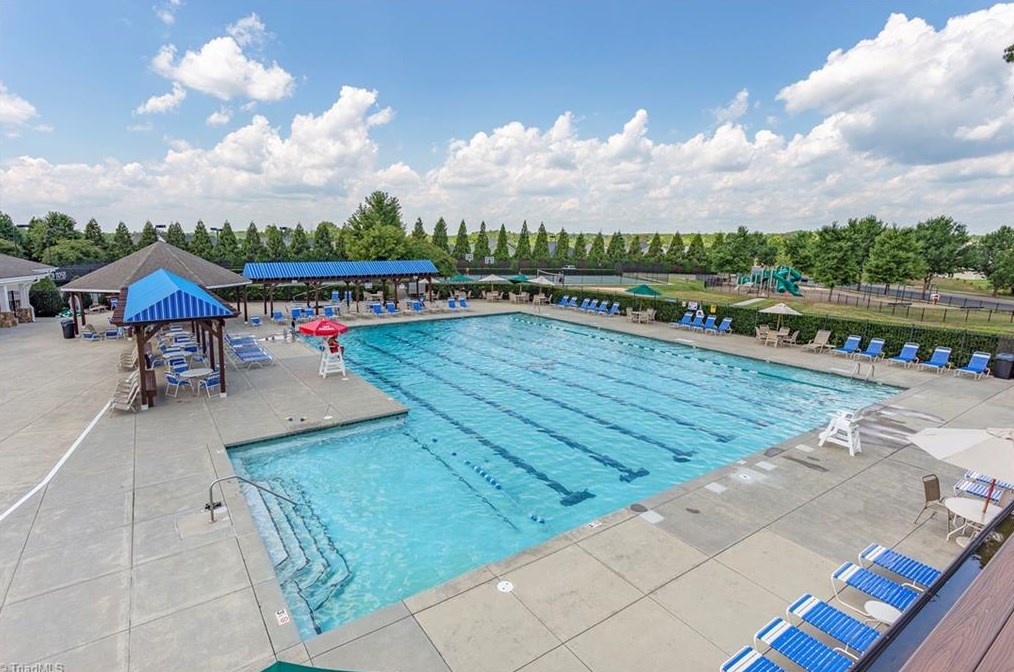 1904 Glenkirk Dr, Burlington NC  27215-9495 exterior