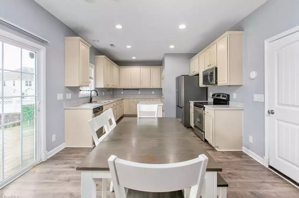 1904 Glenkirk Dr, Burlington NC  27215-9495 exterior