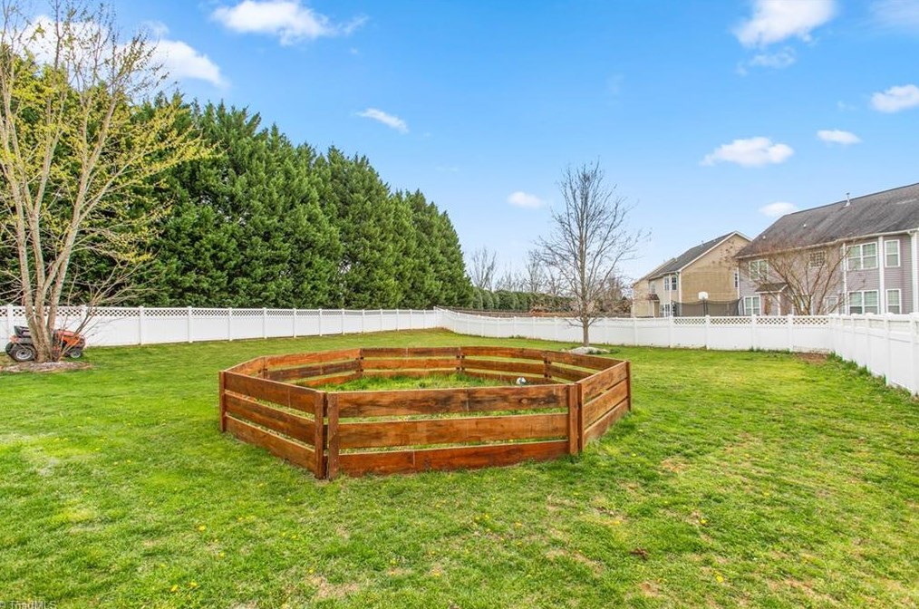 1904 Glenkirk Dr, Burlington NC  27215-9495 exterior