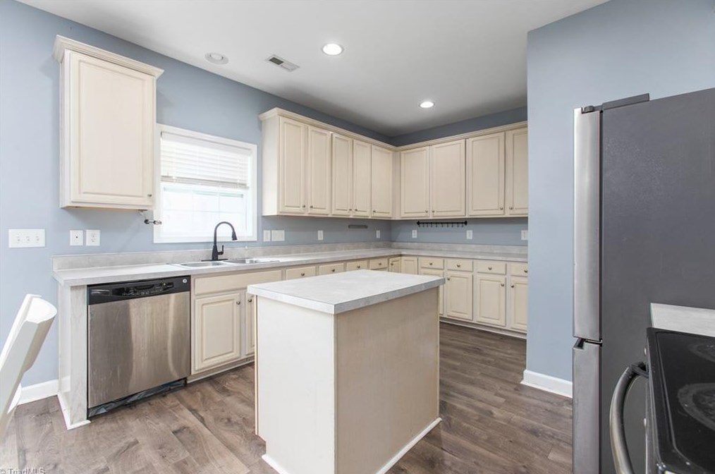 1904 Glenkirk Dr, Burlington NC  27215-9495 exterior