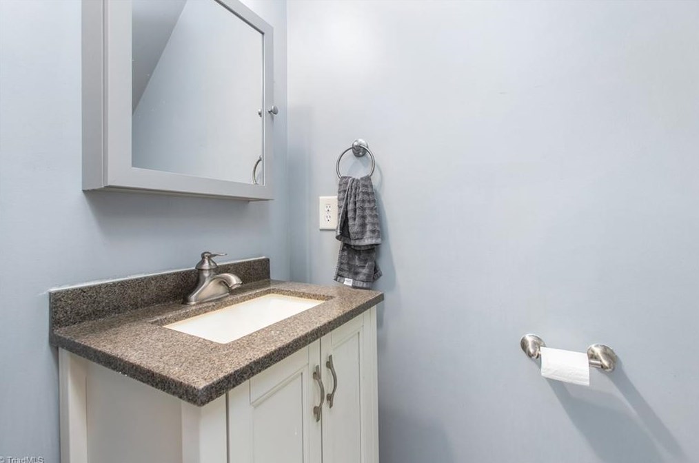 1904 Glenkirk Dr, Burlington NC  27215-9495 exterior