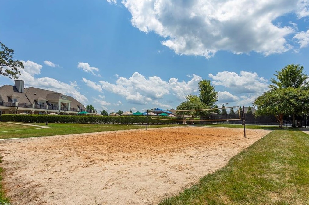 1904 Glenkirk Dr, Burlington NC  27215-9495 exterior