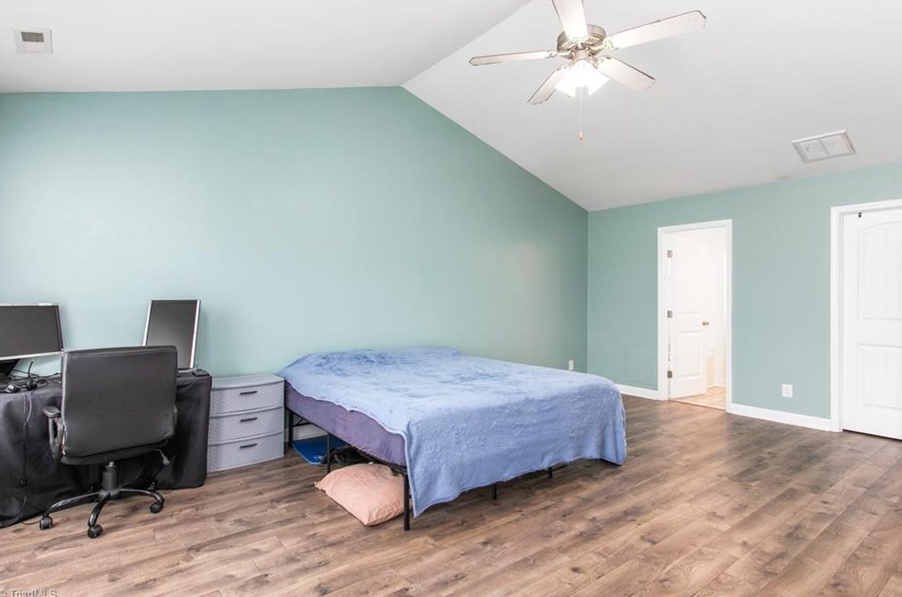 1904 Glenkirk Dr, Burlington NC  27215-9495 exterior