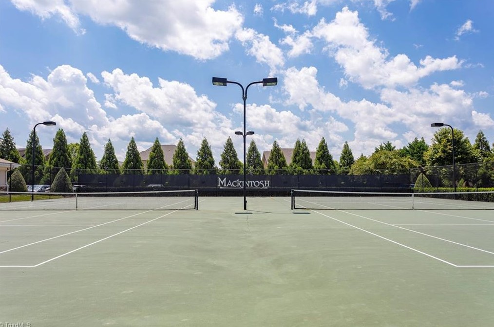 1904 Glenkirk Dr, Burlington NC  27215-9495 exterior