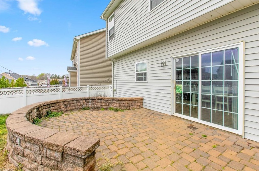 1904 Glenkirk Dr, Burlington NC  27215-9495 exterior