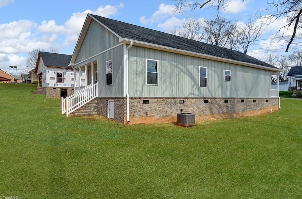 311 Stephens St, Pilot Mountain, NC 27041-9350