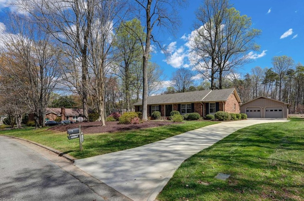 1104 Lamp Post Ln, Greensboro, NC 27410