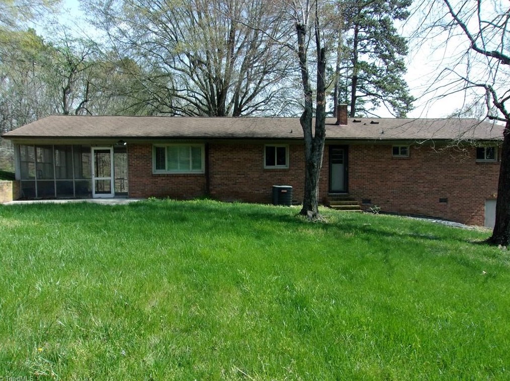 304 Pineridge Dr, High Point NC  27262-8207 exterior