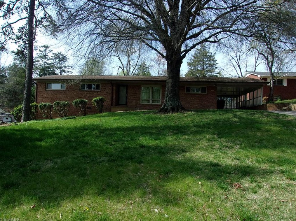 304 Pineridge Dr, High Point NC  27262-8207 exterior
