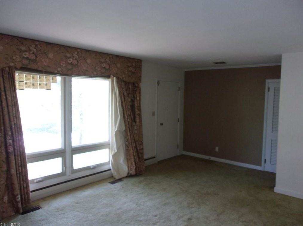 304 Pineridge Dr, High Point NC  27262-8207 exterior