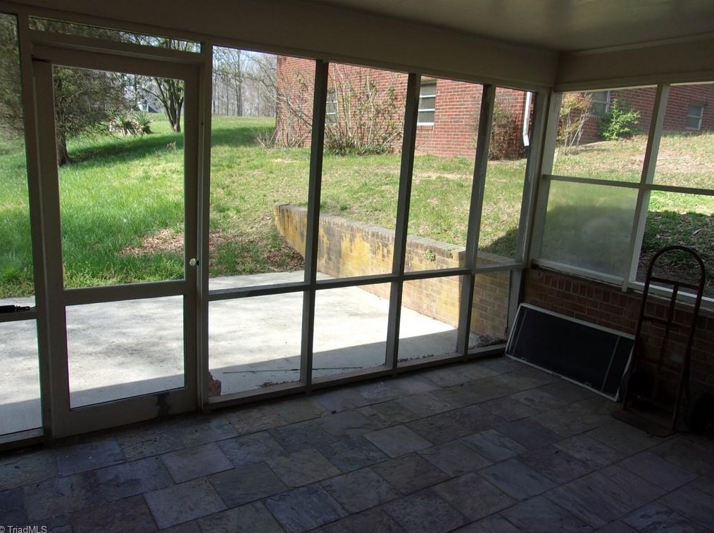 304 Pineridge Dr, High Point NC  27262-8207 exterior