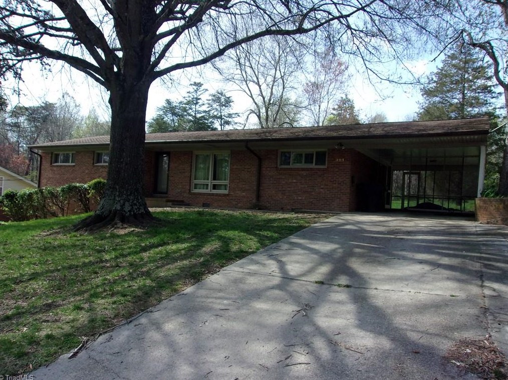 304 Pineridge Dr, High Point NC  27262-8207 exterior
