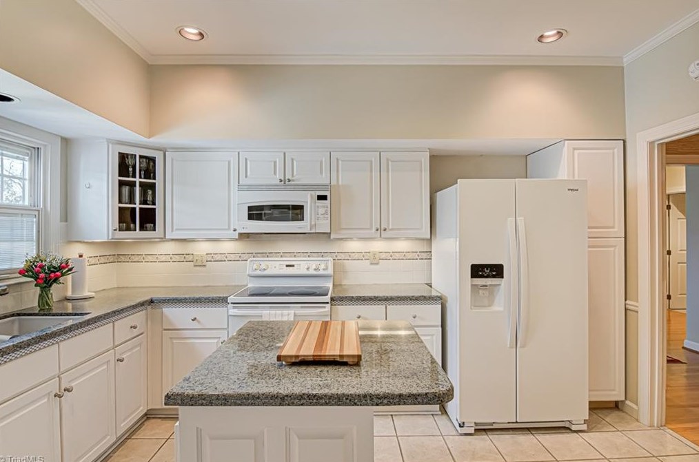 1204 Kent Place Ln, Winston Salem NC  27104-1140 exterior