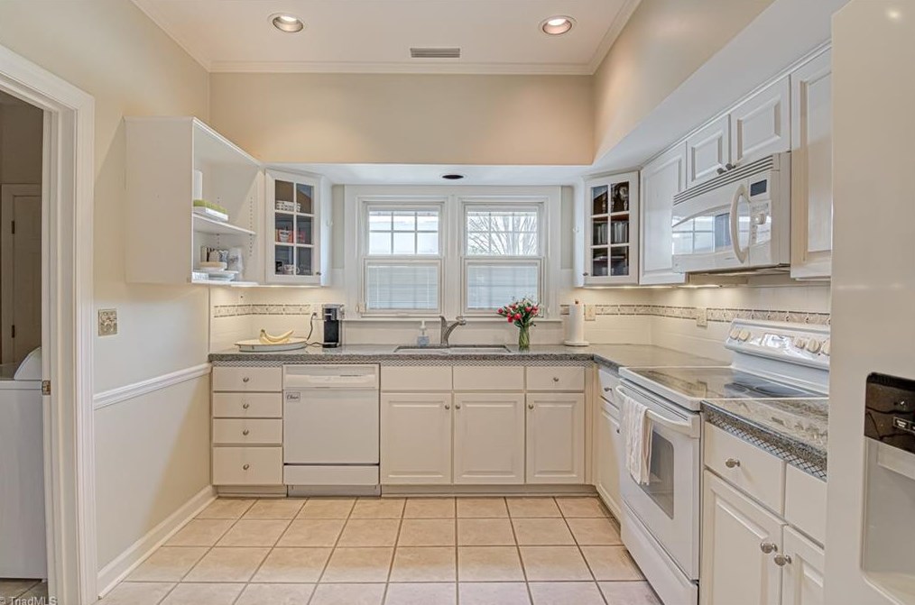 1204 Kent Place Ln, Winston Salem NC  27104-1140 exterior