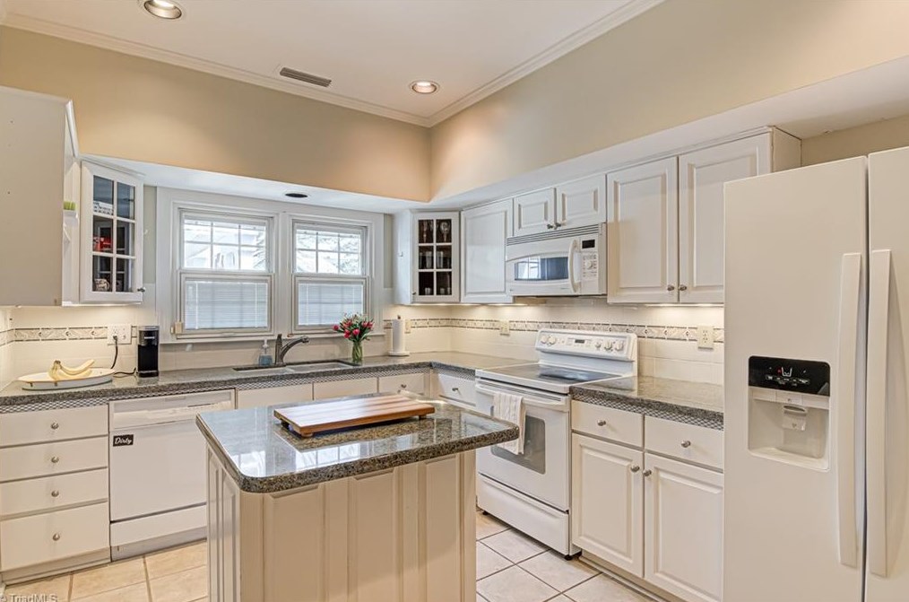 1204 Kent Place Ln, Winston Salem NC  27104-1140 exterior