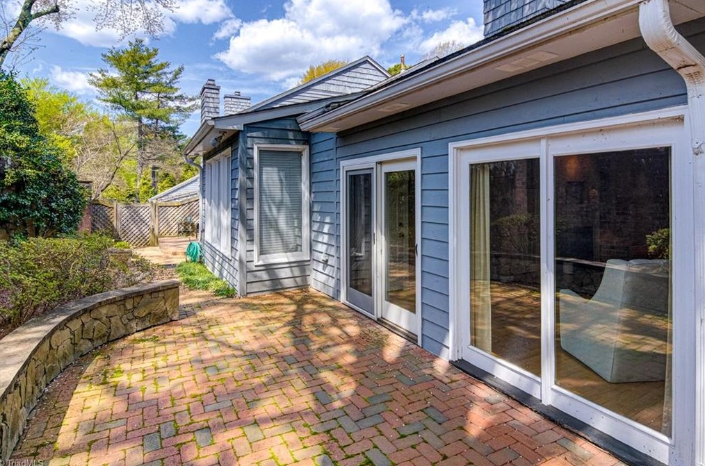 1204 Kent Place Ln, Winston Salem NC  27104-1140 exterior