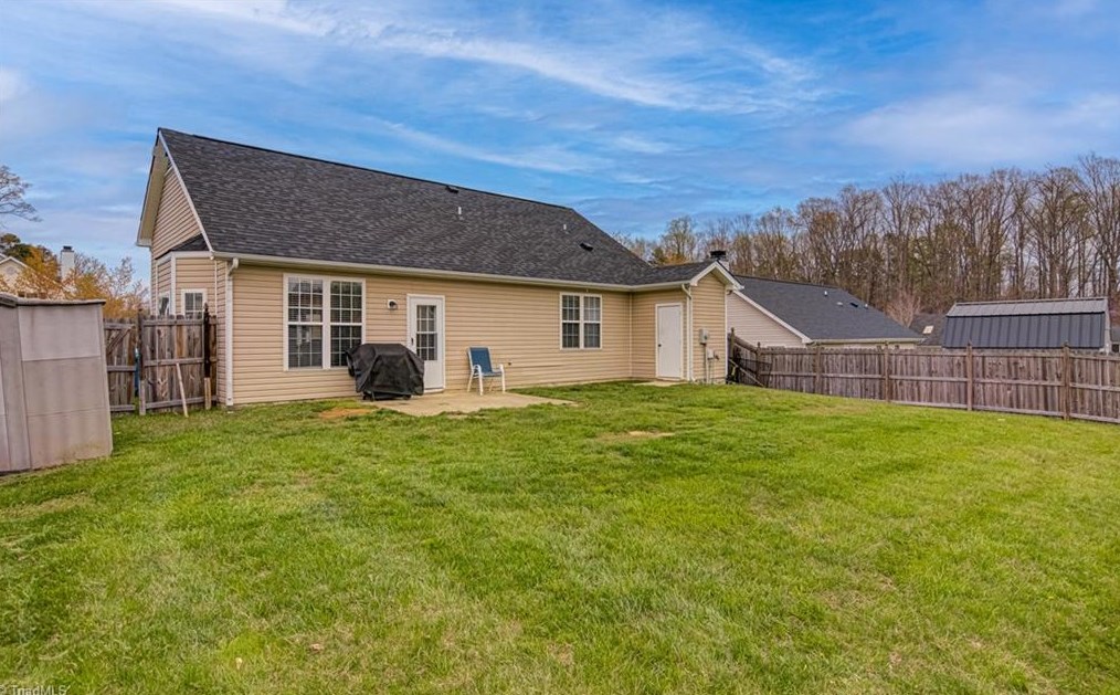 5420 Bradburn Dr, Mcleansville NC  27301-9252 exterior
