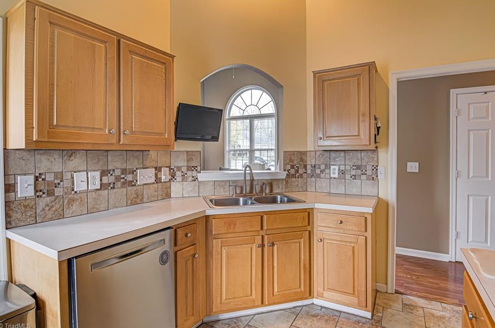 5420 Bradburn Dr, Mcleansville NC  27301-9252 exterior