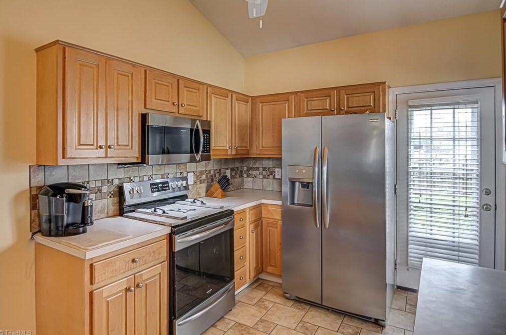 5420 Bradburn Dr, Mcleansville NC  27301-9252 exterior