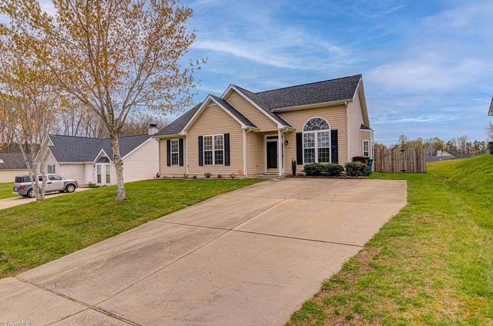 5420 Bradburn Dr, Mcleansville, NC 27301-9252