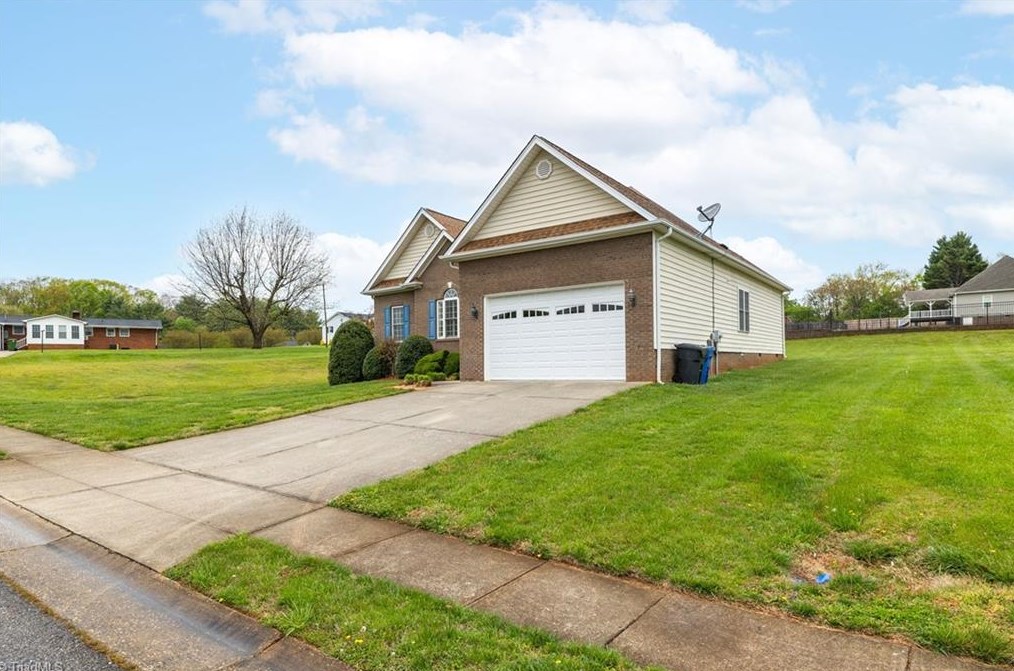 407 Gravelawn Dr, Kernersville, NC 27284-2650