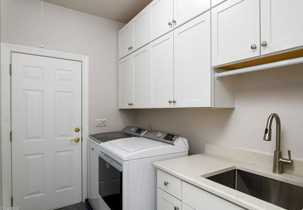 2 Bluff Ridge Ct, Greensboro NC  27455-2298 exterior