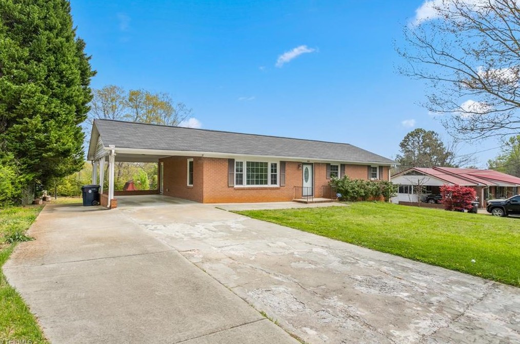 204 James St, Lexington, NC 27295-1334