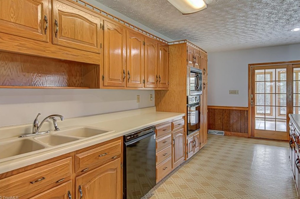 1604 Teague Ln, Kernersville NC  27284-7523 exterior