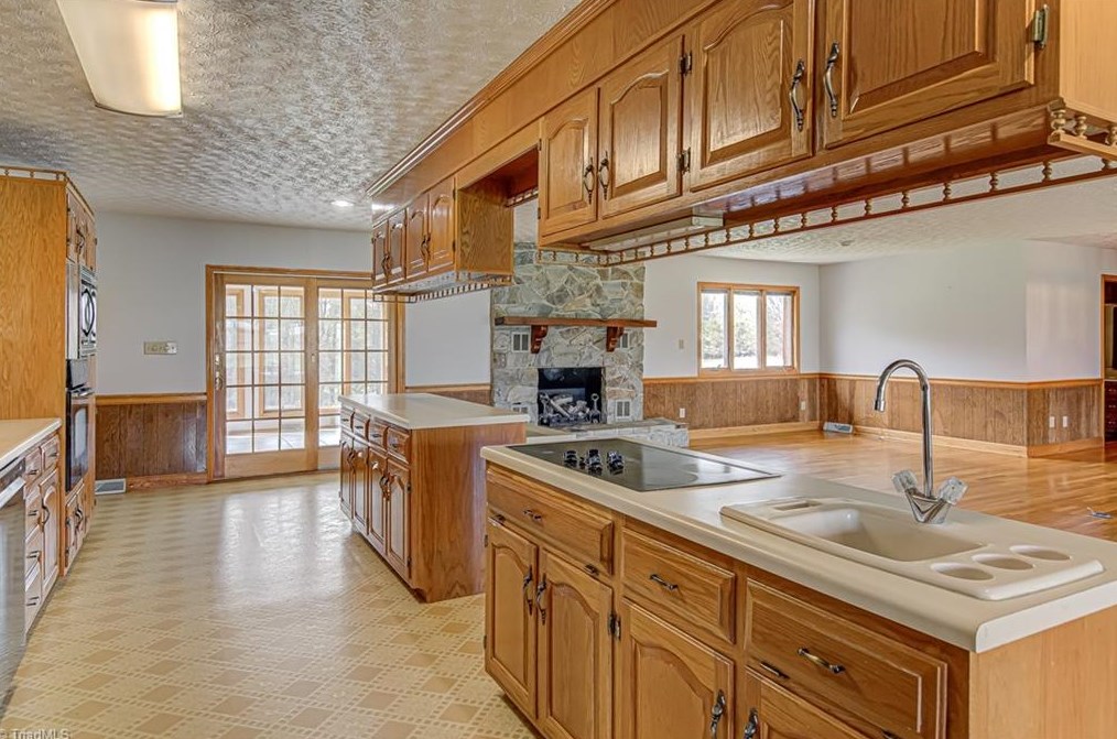 1604 Teague Ln, Kernersville NC  27284-7523 exterior