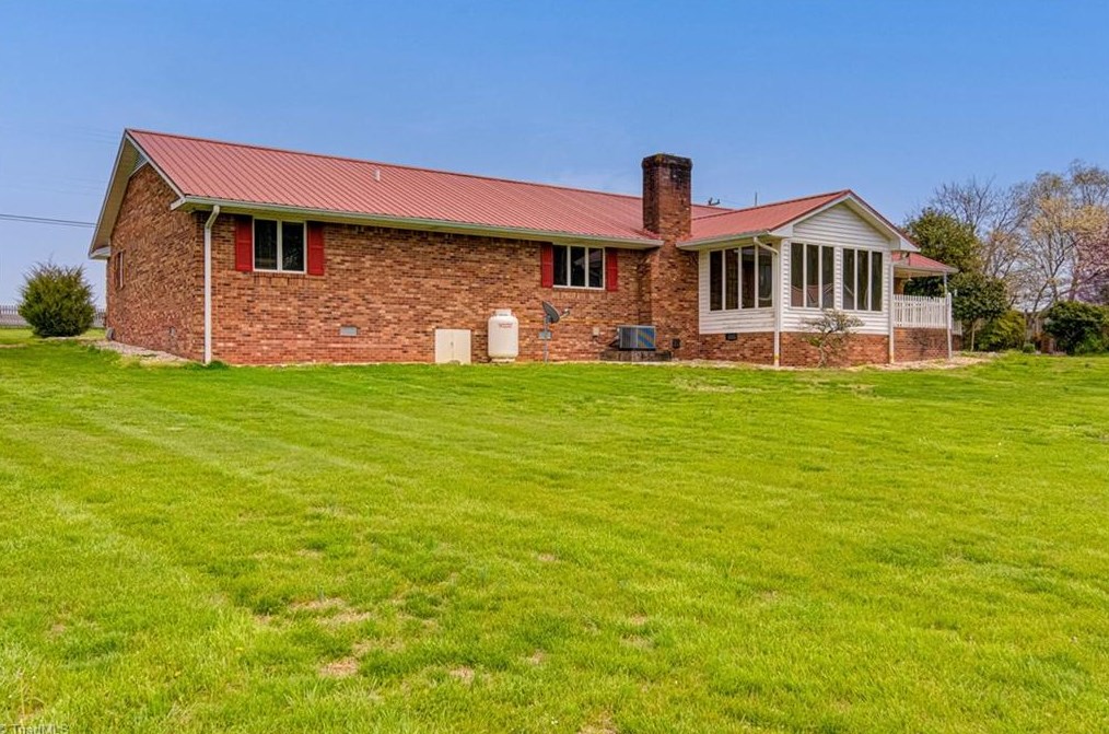 1604 Teague Ln, Kernersville NC  27284-7523 exterior