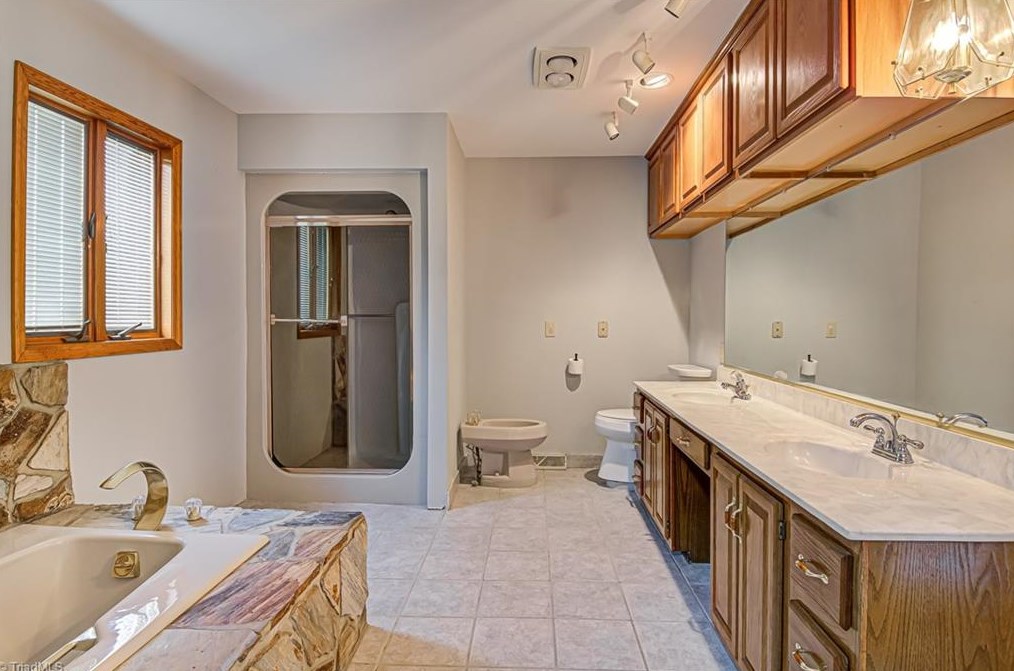 1604 Teague Ln, Kernersville NC  27284-7523 exterior