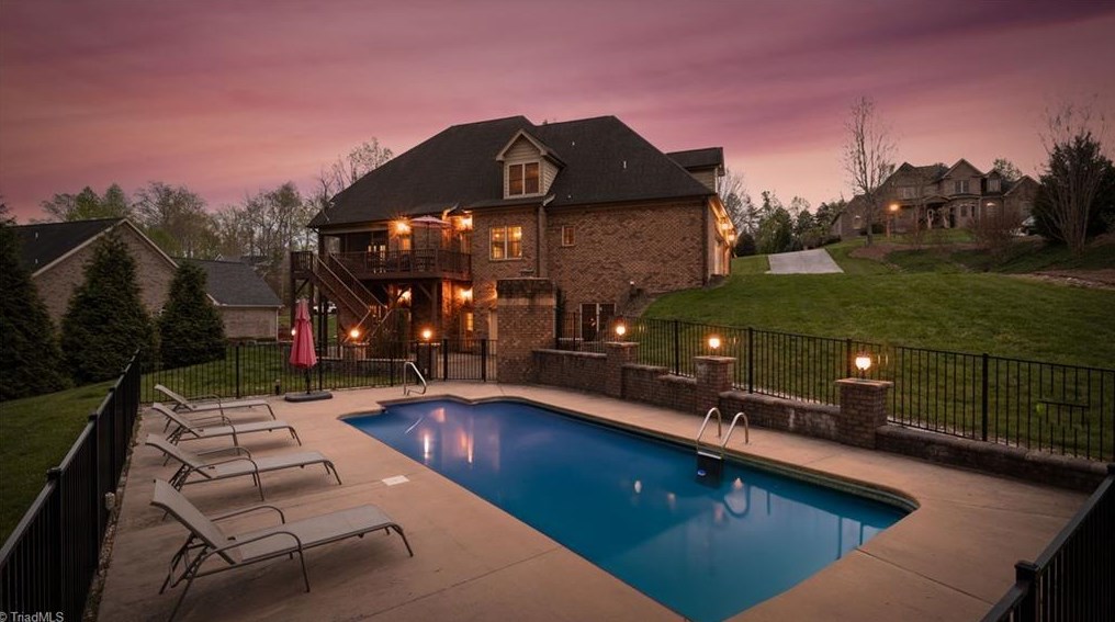 8557 Sheppards Run Dr, Kernersville, NC 27284-7395