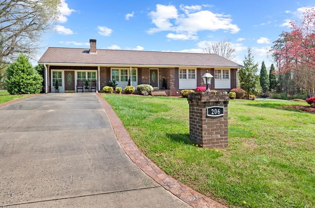 204 Lakeside Dr, Walnut Cove, NC 27052-9316